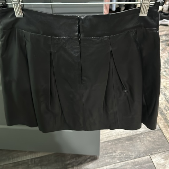 Banana Republic black leather mini skirt - Picture 2 of 5